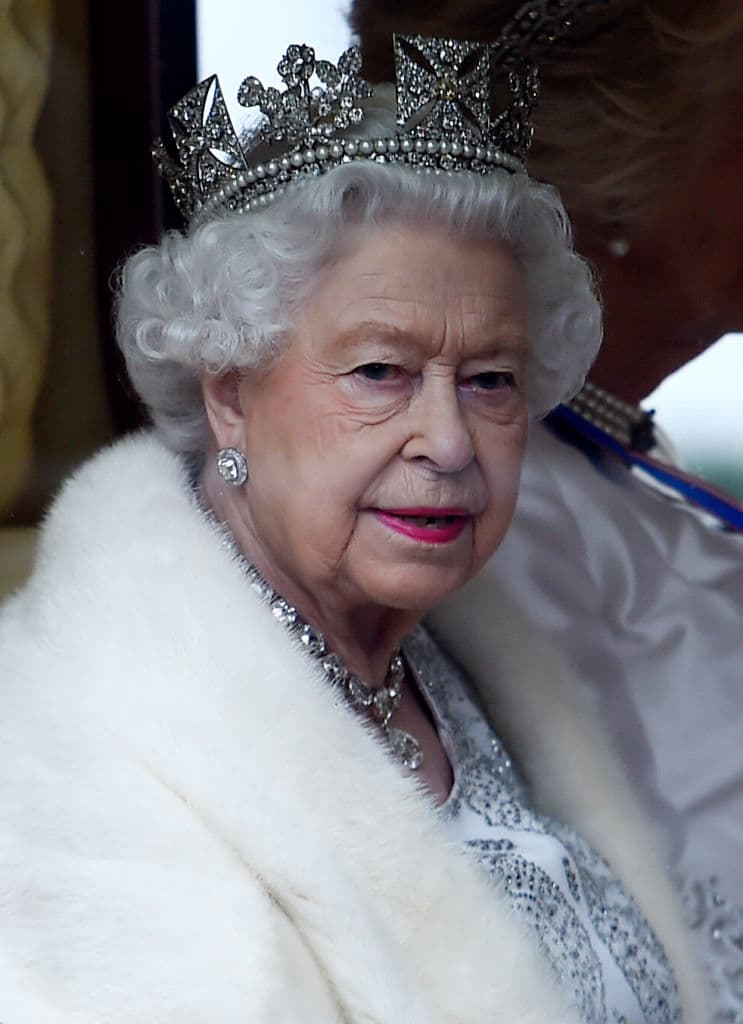 ¿Quién sucederá a la reina Isabel II en el trono tras su muerte?