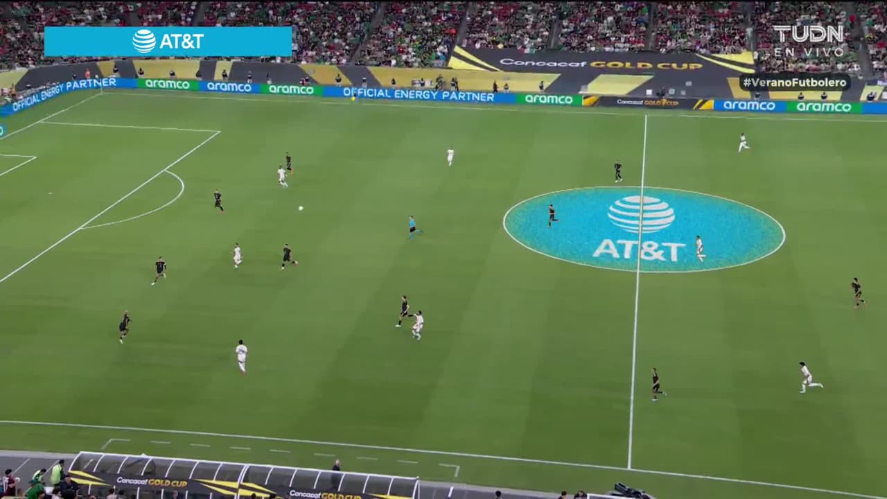 Arranca el partido y la pelota está en juego.