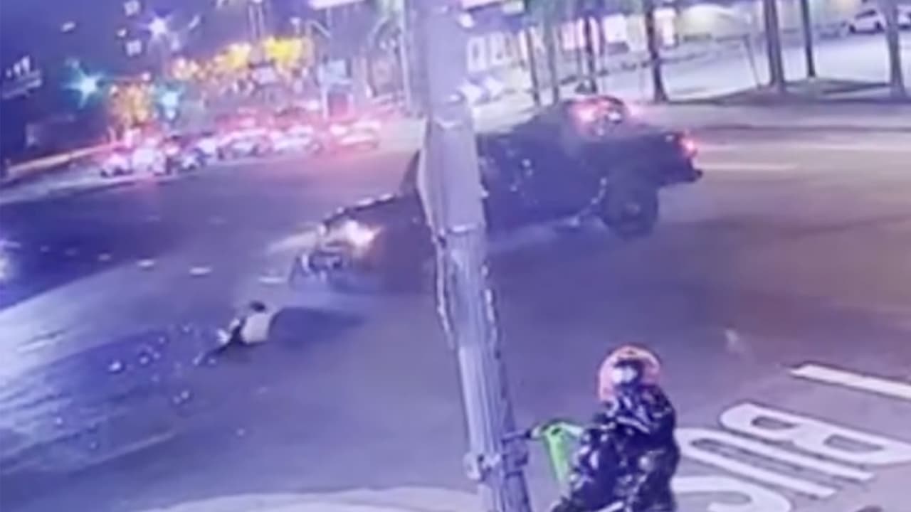 Revelan video del atropellamiento de un motociclista en Los Ángeles
