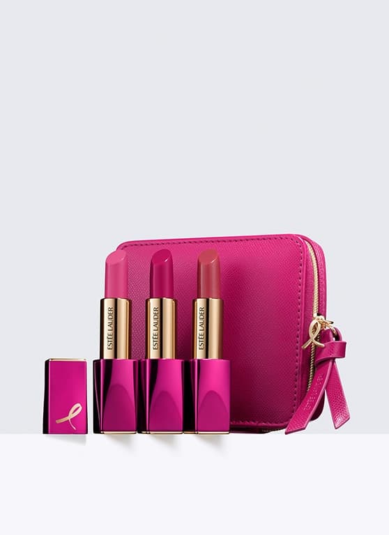 The Breast Cancer Campaign es el movimiento a través del que Estée Lauder apoya a la investigación del cáncer y para este año, se realizó un kit especial con tres labiales y una bolsa fucsia.