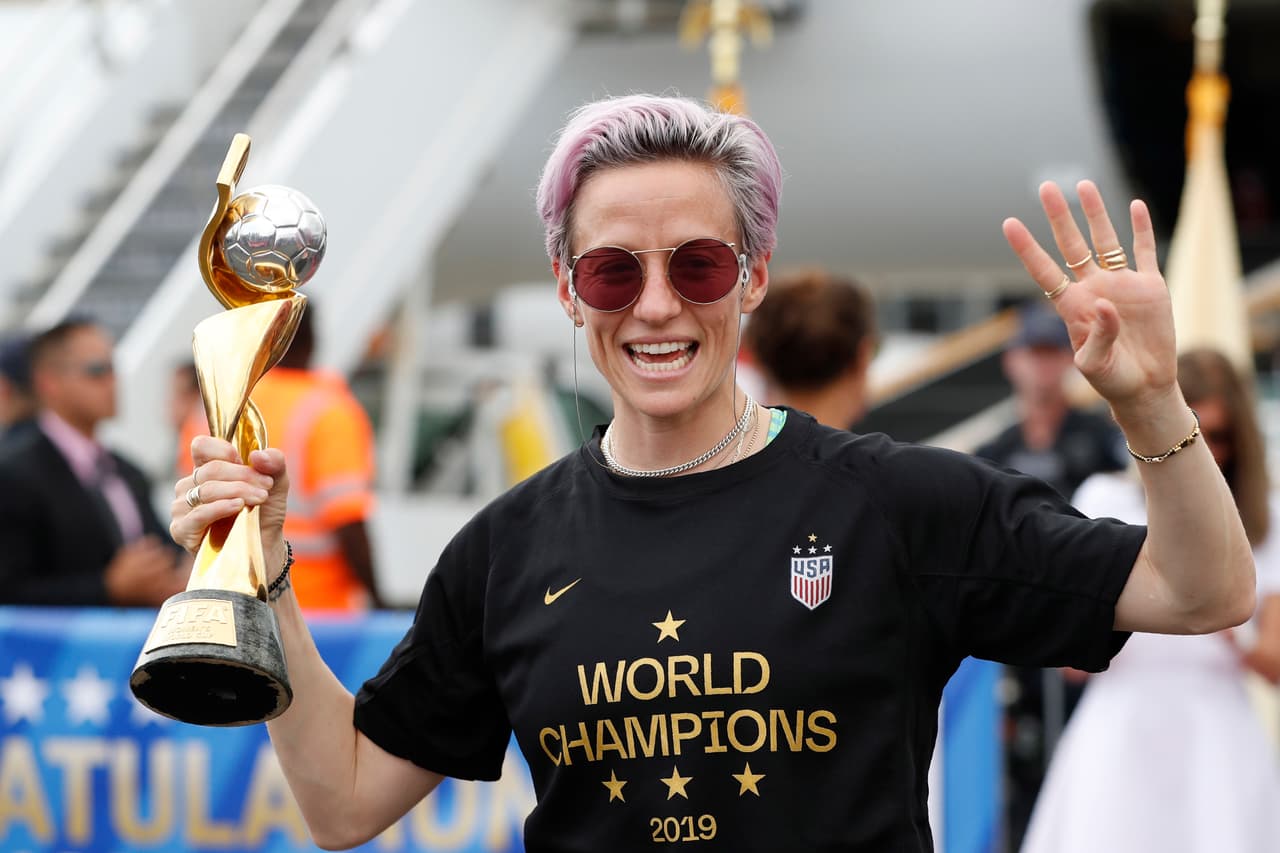 Megan Rapinoe tiene una carrera exitosa en el soccer femenil desde hace años, pero fue en 2019 cuando el mundo entero la conoció, gracias a su manera de liderar a la selección nacional de Estados Unidos en el mundial de Francia. Rapinoe no solo mostró su habilidad para jugar y llevar a su equipo a la victoria, sino que también aprovechó el momento para hablar de la diferencia de sueldos entre los jugadores de la selección varonil y la femenil. El mundo entero puso su mirada sobre Megan, quien además aseguró que no visitaría la Casa Blanca tras el triunfo de su equipo, pues el presidente de su país maneja un discurso que va en contra de sus principios. Rapinoe es activista y lucha por los derechos de la comunidad LGBT+, especialmente en el deporte.