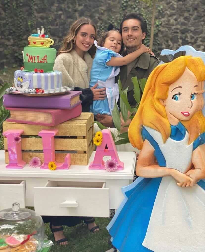 En el evento, también estuvo Raquel Chaves, la pareja de Sergio Mayer Mori. Subtil le agradeció por cuidar con cariño a la pequeña.
<br>“Gracias @raquelchavesb por unirte al equipo del amor a Mila! Eres y siempre serás una parte fundamental para su crianza. Gracias por amar y cuidar a mi hija! Gracias por siempre ser tan linda y dulce!! Eres increíble!! Te amamos mucho”.