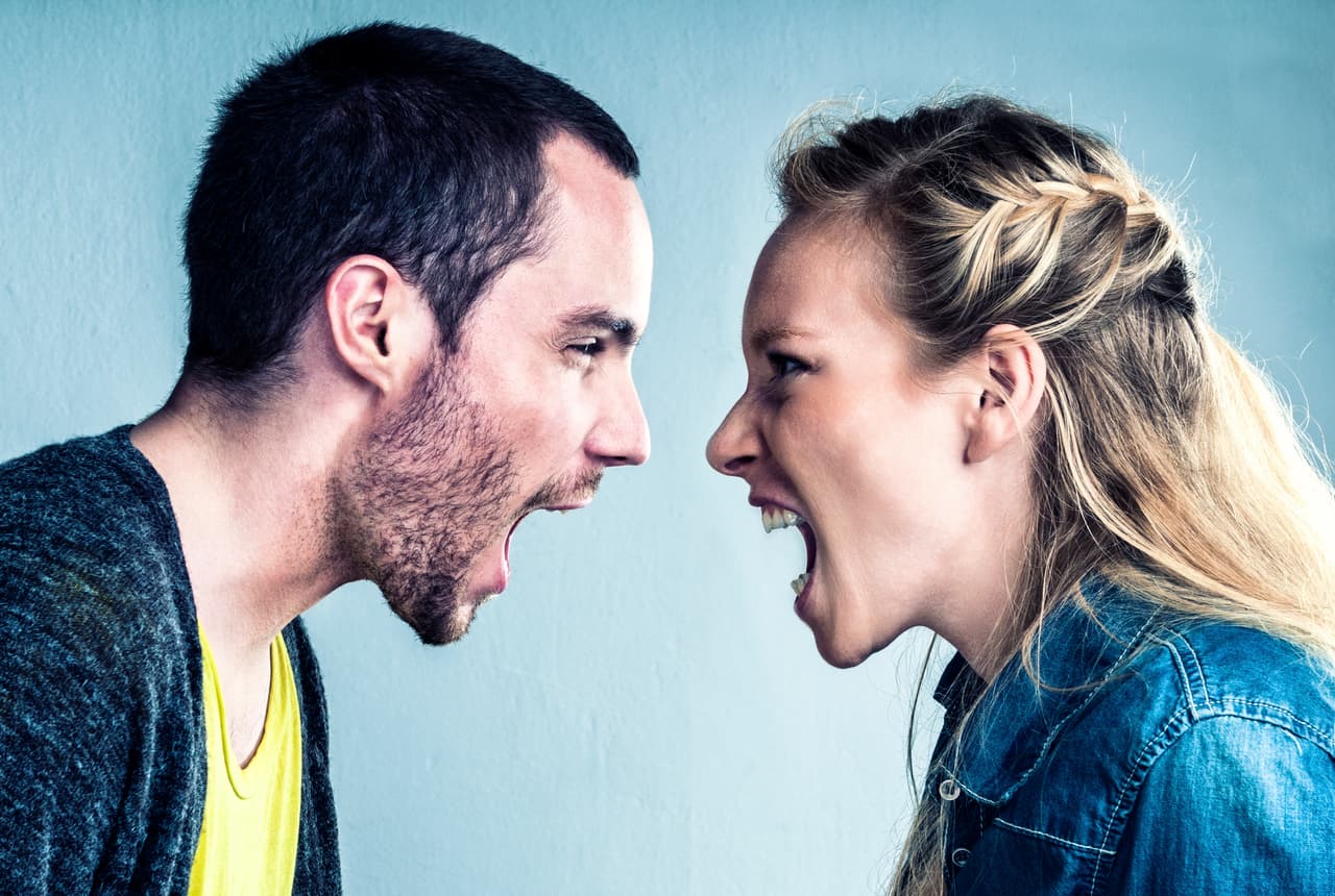 Estos son los comportamientos que jamás se deben permitir en una relación. ¡Haz clic en la galería!