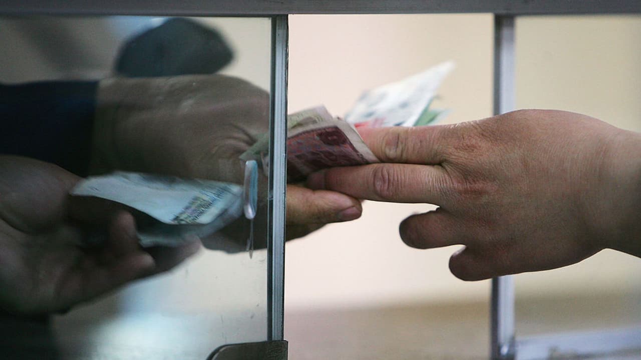 Indignación y rechazo por propuesta de impuesto a remesas de indocumentados: "No nos va a alcanzar"