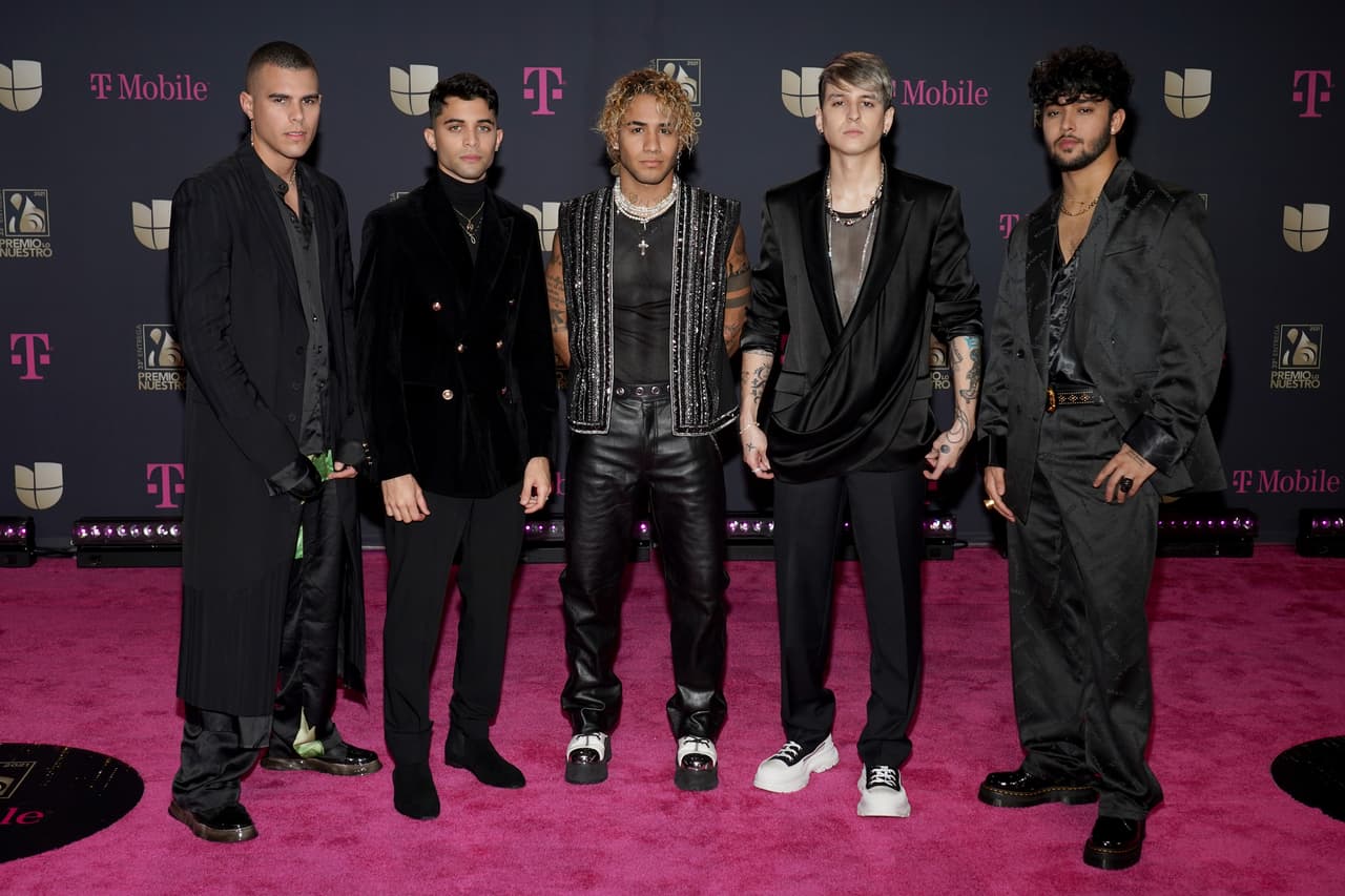 Los chicos de CNCO, se combinaron luciendo outfits negros, aunque cada quien a su estilo: desde gabardinas hasta camisas con detalles transparentes.