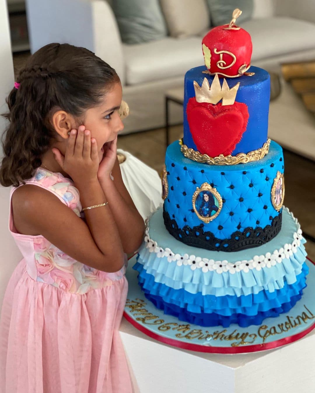 Hoy, seis años después, la pequeña Caro celebra su cumpleaños sin muchos invitados por la pandemia de covid-19, pero sí rodeada de mucho amor de sus papás y sus hermanas y, claro, con un enorme pastel que no perdona su gusto por todo lo que tenga que ver con las princesas.
