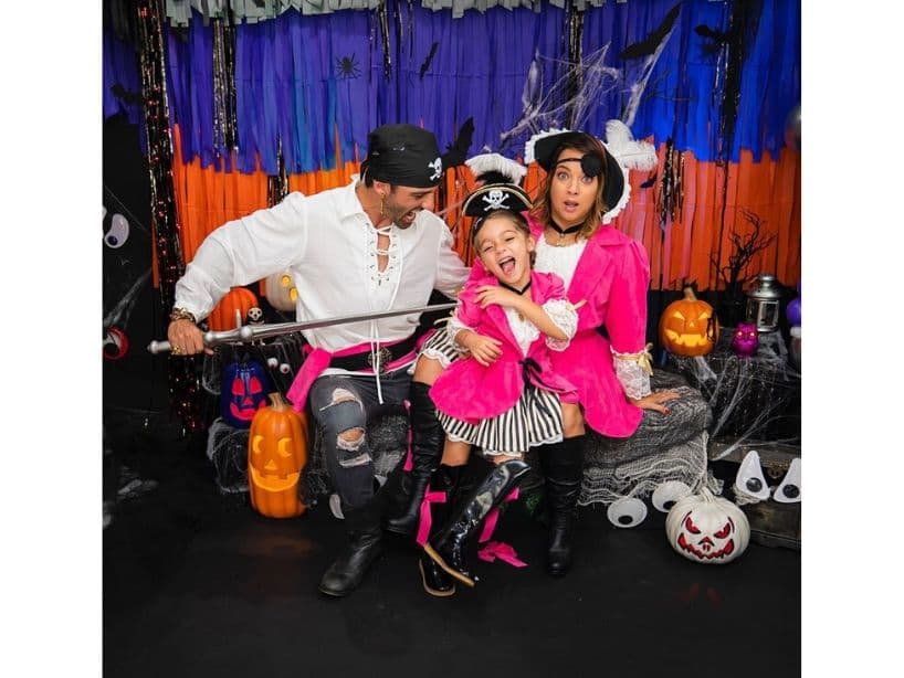 Adamari López, actriz puertorriqueña y presentadora de televisión, publicó dos imágenes con sus hijos disfrazados.En esta compartió a su familia vestida como piratas y según cuenta fue en honor a que les encantó caracterizarse de estos personajes durante su viaje a Disney.