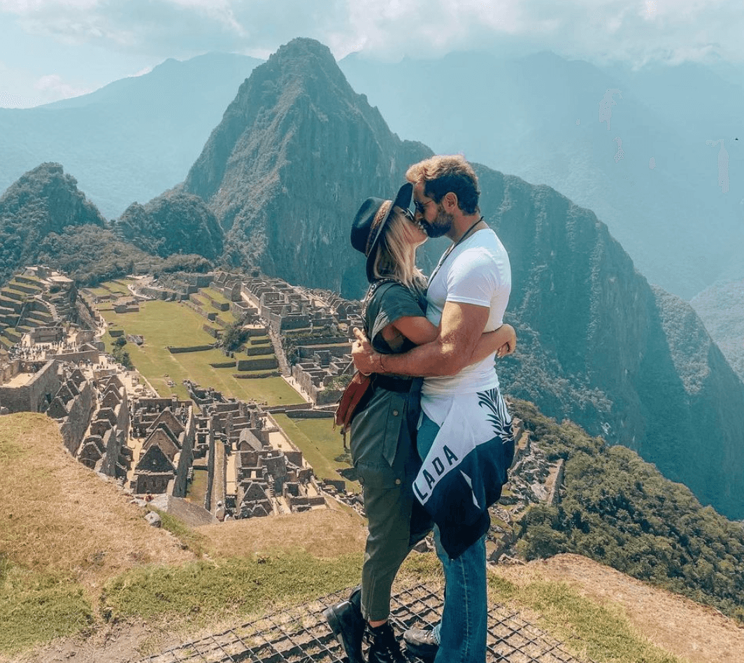 Cuando las aguas se calmaron un poco, Gabriel e Irina comenzaron a mostrar señales de que sí estaban juntos como pareja, pero fue en febrero del 2019 que lo confirmaron al posar para la portada de la revista HOLA! 
<br>
<br>En aquel reportaje dieron detalles de su noviazgo y desmintieron varios rumores. 
<br>
<br>“En toda historia hay versiones, pero solo los involucrados conocemos la verdad”, declararon los enamorados.
