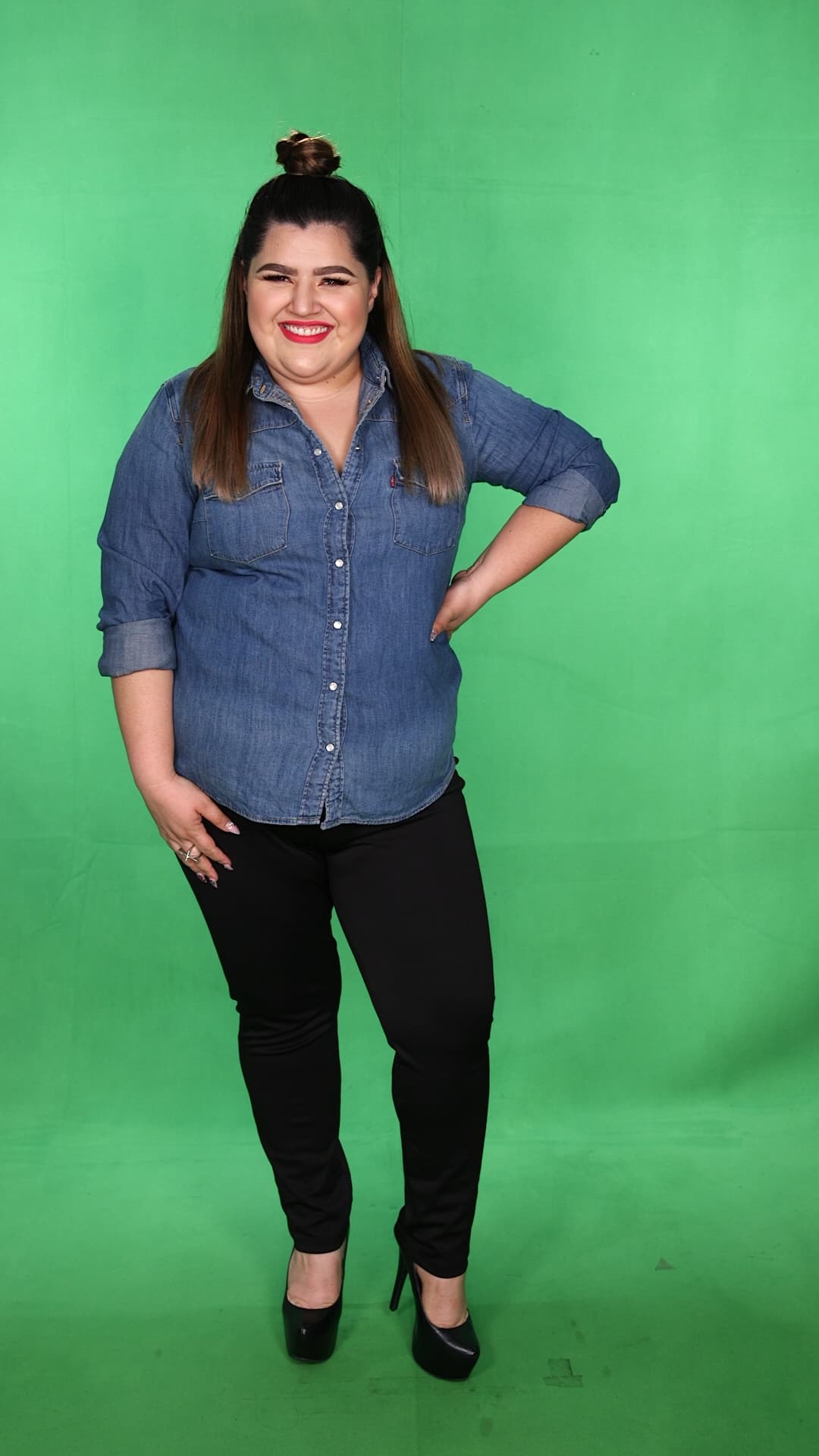 "La reglas se hicieron para romperse", reza un popular dicho, y esa es la filosofía que Felizmente te invita a recrear en tu outfit y vida diaria. La conductora del programa, Priscila Arias, presume un estilo único en sus outfits.
