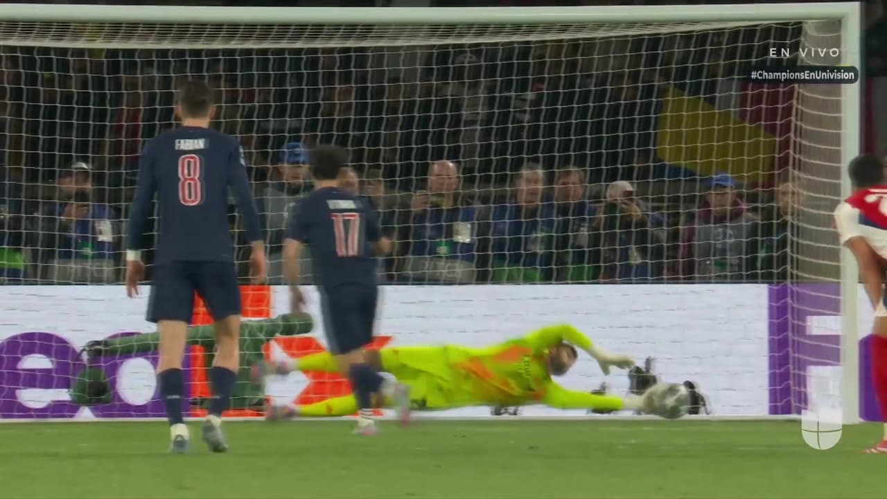¡Falla su penal! Vitinha no puede poner el 2-0 desde la pena máxima