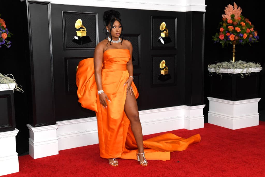 <b>Meghan The Stallion</b>, una de las grande ganadoras de la noche en su debut en los Grammy, lució un vestido en color naranja de 
<b>Dolce & Gabbana</b> con joyería de Chopard.