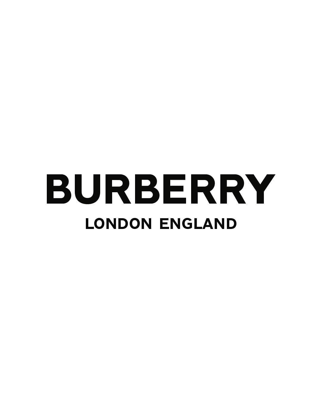 La tipografía se renovó en una más moderna y sobria en la que sólo se lee Burberry y, debajo, London England.