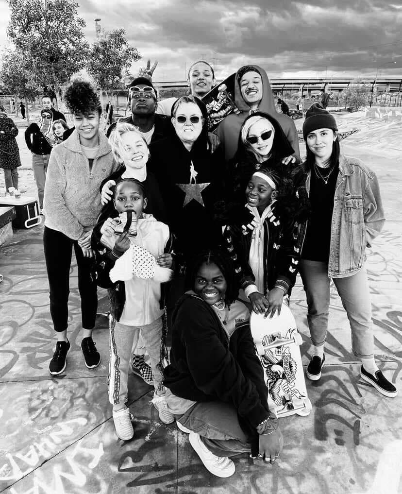 Asimismo, la cantante publicó un video en su Instagram en el que resumió cómo fue el día tan especial de Mercy James en el Extravaganza SkatePark.
<br>
<br>Además, la comediante Rosie O'Donnell también estuvo presente en la fiesta. Al parecer, sus hermanos mayores, Lourdes Leon y Rocco Ritchie, no estuvieron en la celebración.
<br>
<br>