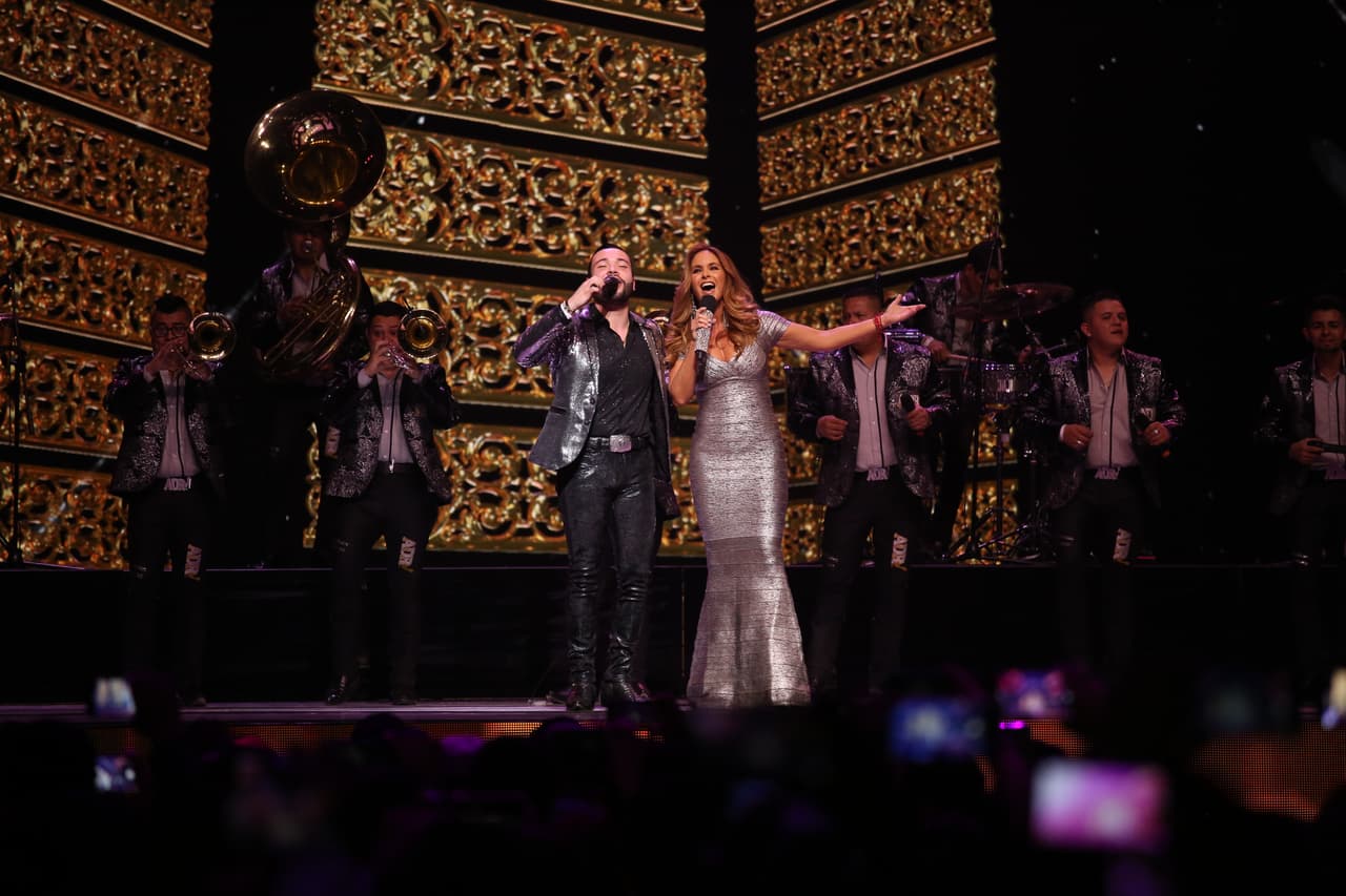 El atuendo de "La Novia de América" fue ideal para otra de sus participaciones, esta ocasión, con Banda Los Sebastianes.