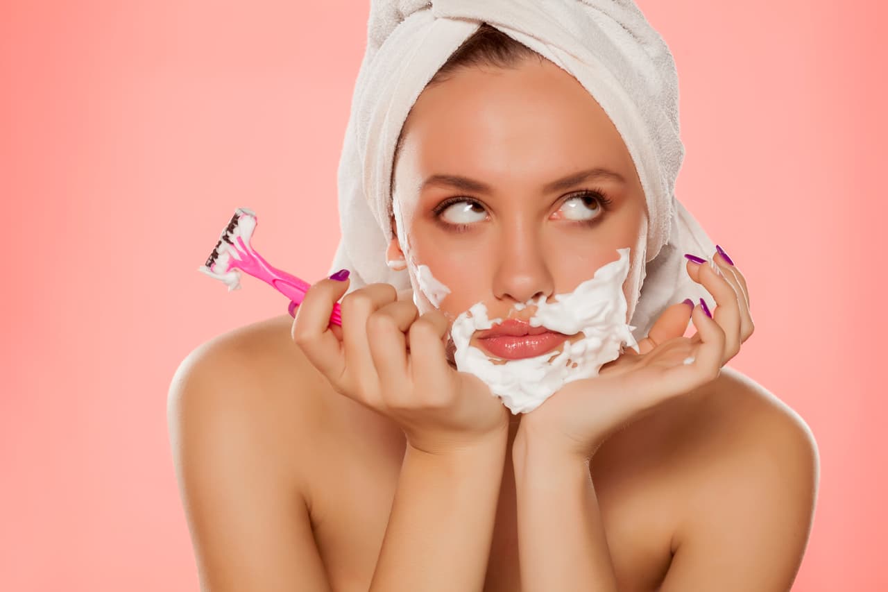 Si tienes exceso de vello facial, puede deberse a un desbalance hormonal y el trastorno asociado es el síndrome de ovario poliquístico