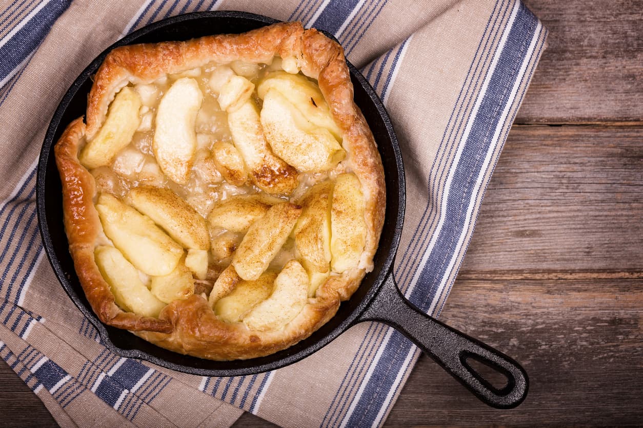 <b>¿Cómo se hace?</b>
<br>Pela y corta las manzanas en trozos grandes.
<br>Para que no se oxide, ponla en agua con un poco del limón.
<br>En una sartén antiadherente, pon la mitad del azúcar en la sartén a fuego medio. Agrega el limón y la mantequilla y déjalos hervir. 
<br>Agrega la manzana y mientras esperas a que se cocine, bate los dos huevos con el resto del azúcar, el aceite y la canela.
<br>Incorpora la harina y la levadura a esa mezcla, suavecito hasta que se mezcle todo muy bien.
<br>Echa esa masa directamente sobre la manzana en la sartén y baja el fuego. Tapa y déjalo 15 minutos hasta que esté cocida.
<br>Cuando esté lista, voltea en un plato y voilà: pay hecho.
<br>