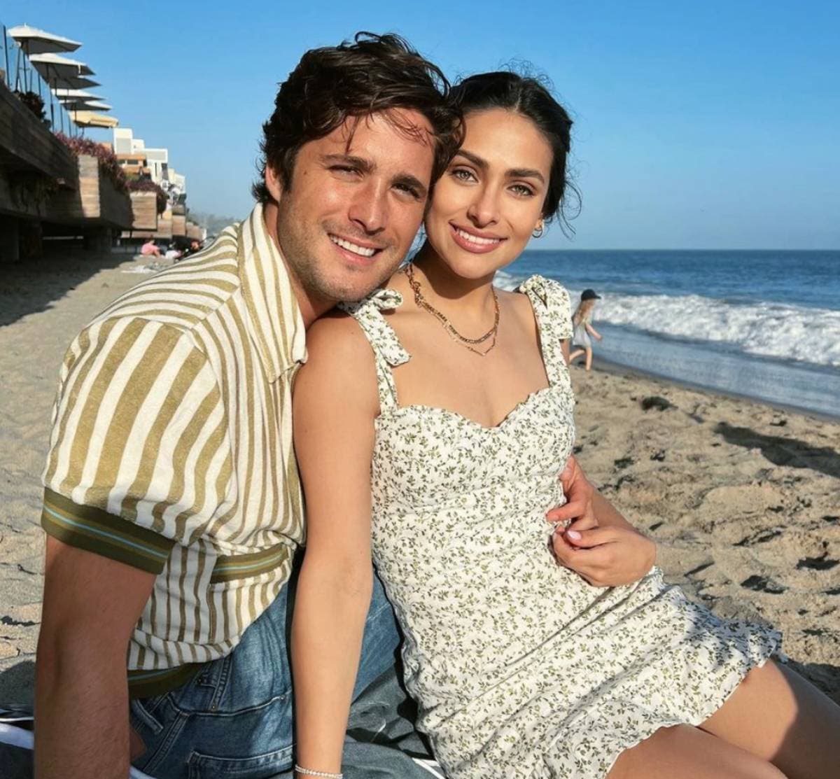 Diego Boneta y Renata Notni sorprenden con romántica postal
