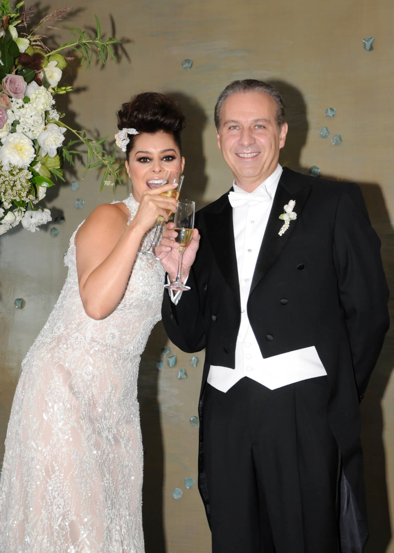 En fotos: el resumen del triángulo amoroso entre Yadhira Carrillo, Leticia Calderón y Juan Collado, quien ahora se encuentra detenidoTras cuatro años de relación, Juan Collado contrajo matrimonio el 31 de marzo de 2012 con Yadhira Carrillo, con quien a la fecha presume un matrimonio estable sin hijos de por medio.
<br>