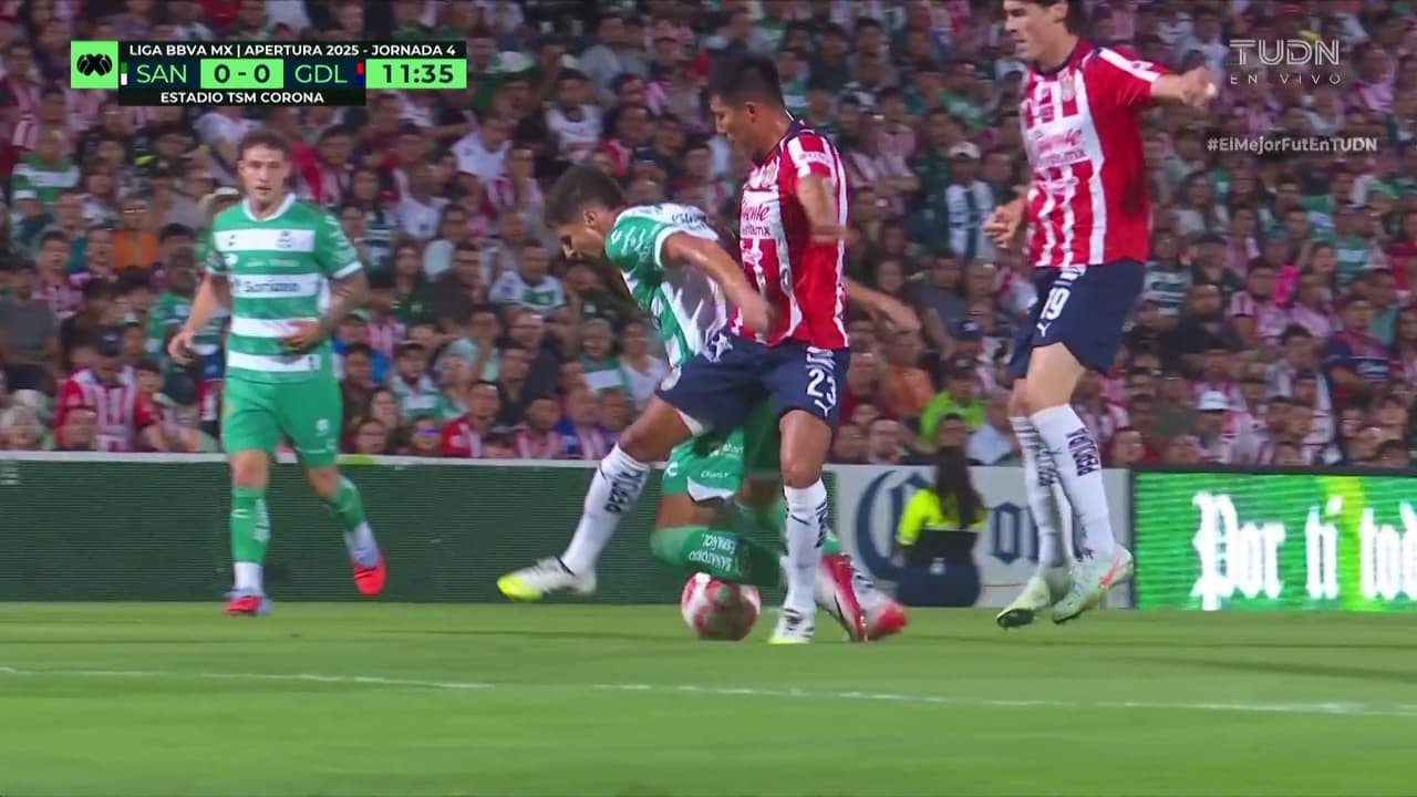 Casi lo lesiona: dura entrada del ‘Piojo’ contra jugador de Santos