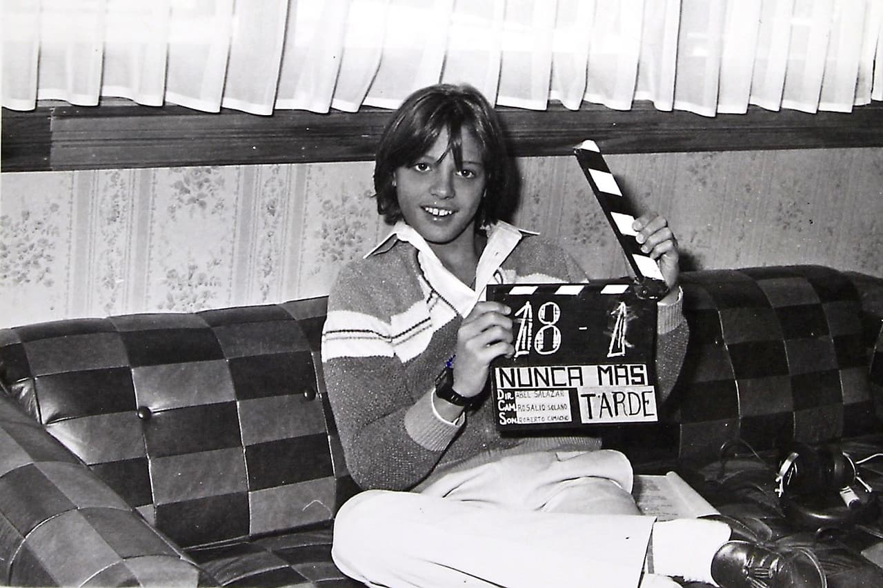 Como bien se sabe ya, Luis Miguel es una de las celebridades que inició su carrera como cantante desde que era un niño. Así lo hemos visto también en su serie biográfica en Netflix. Micky, como le decían de pequeño, se hizo famoso por su fascinante voz, y gracias a eso y a su dedicación, ahora, a sus 51 años es reconocido como uno de los más grandes artistas de todos los tiempos. 
<br>Sus primeras canciones fueron ‘Directo al corazón’ y ‘Dos enamorados’. Y con tan solo 12 años de edad, Luis Miguel ya había grabado su primer disco. 
<br>
