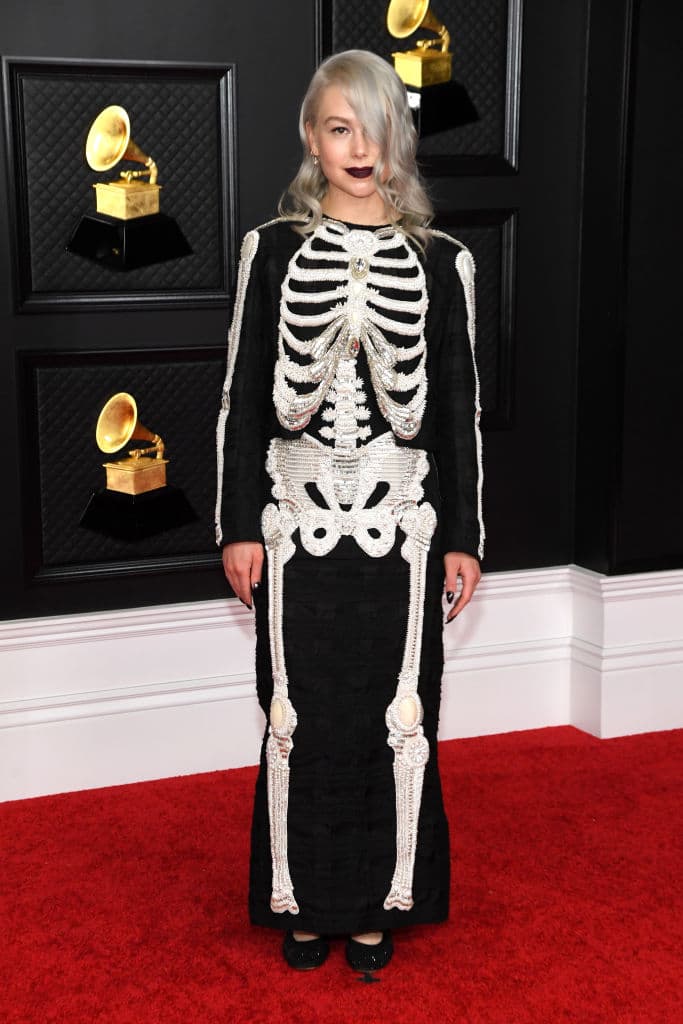 Fiel al concepto de su álbum 
<i>Punisher, </i>
<b>Pheobe Bridgers</b> recreó un look de calavera, pero en su versión más 
<i>glam. </i>La intérprete y cómpositora lució un diseño de la co.lección de Primavera-Verano 2018 de 
<b>Thom Browne.</b>