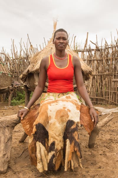 El período de: Lepera Joyce. Tiene 23 años, vive en Karamoja, Uganda y usa una falda fabricada con piel de cabra.
