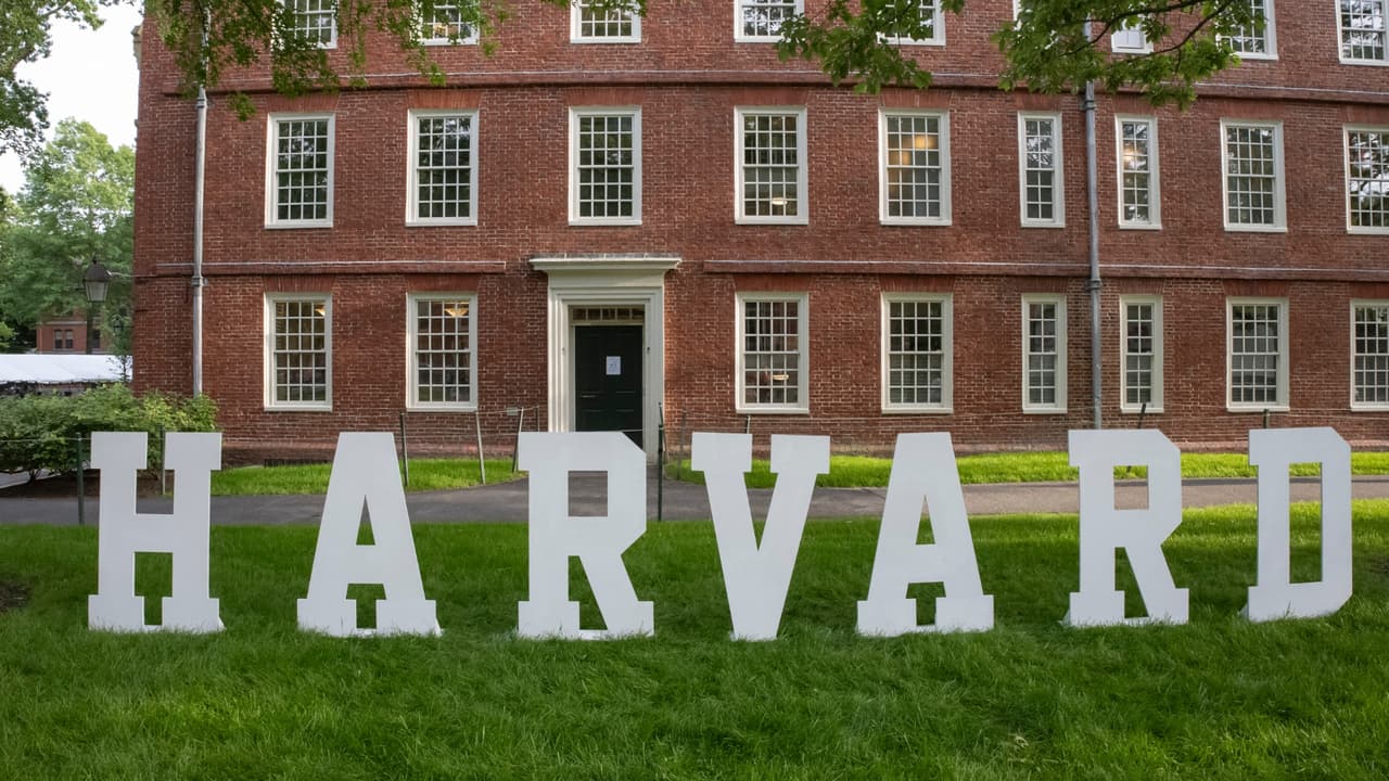 Jueza bloquea las acciones de Trump contra el programa de estudiantes internacionales de Harvard