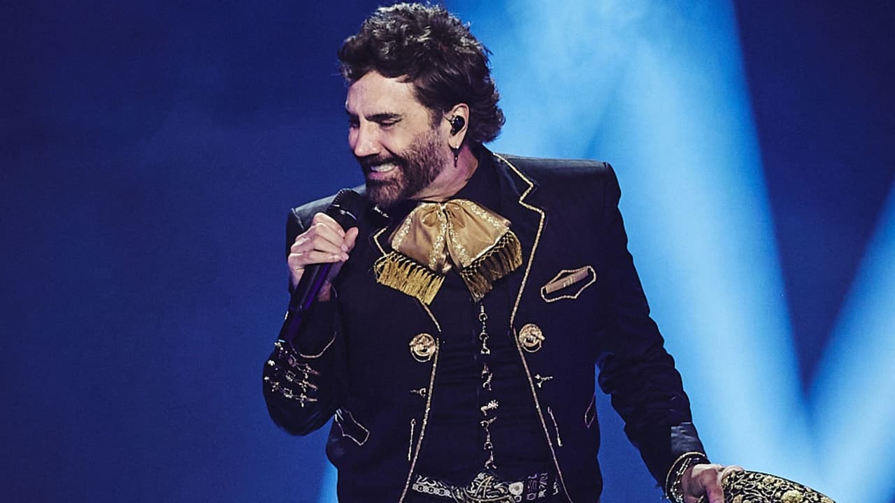Alejandro Fernández rinde en Premio Lo Nuestro un imperdible tributo a su padre Vicente Fernández