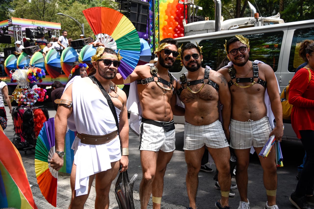 Banderas, creativas pancartas y atuendos muy originales, no pudieron faltar en el desfile.