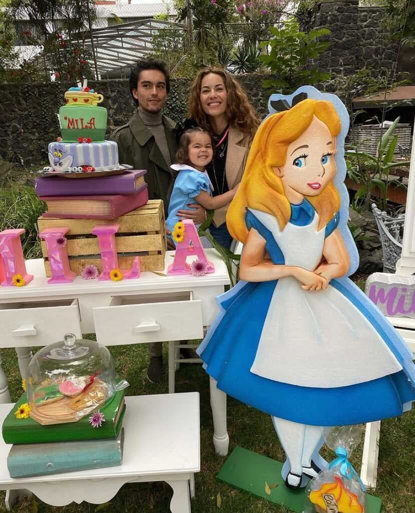 La modelo brasileña fue quien compartió en sus redes sociales una serie de imágenes en las que se ve a Mila muy feliz celebrando su cumpleaños rodeada de sus familiares más cercanos, entre ellos, sus famosos abuelos: Bárbara Mori y Sergio Mayer.
<br>