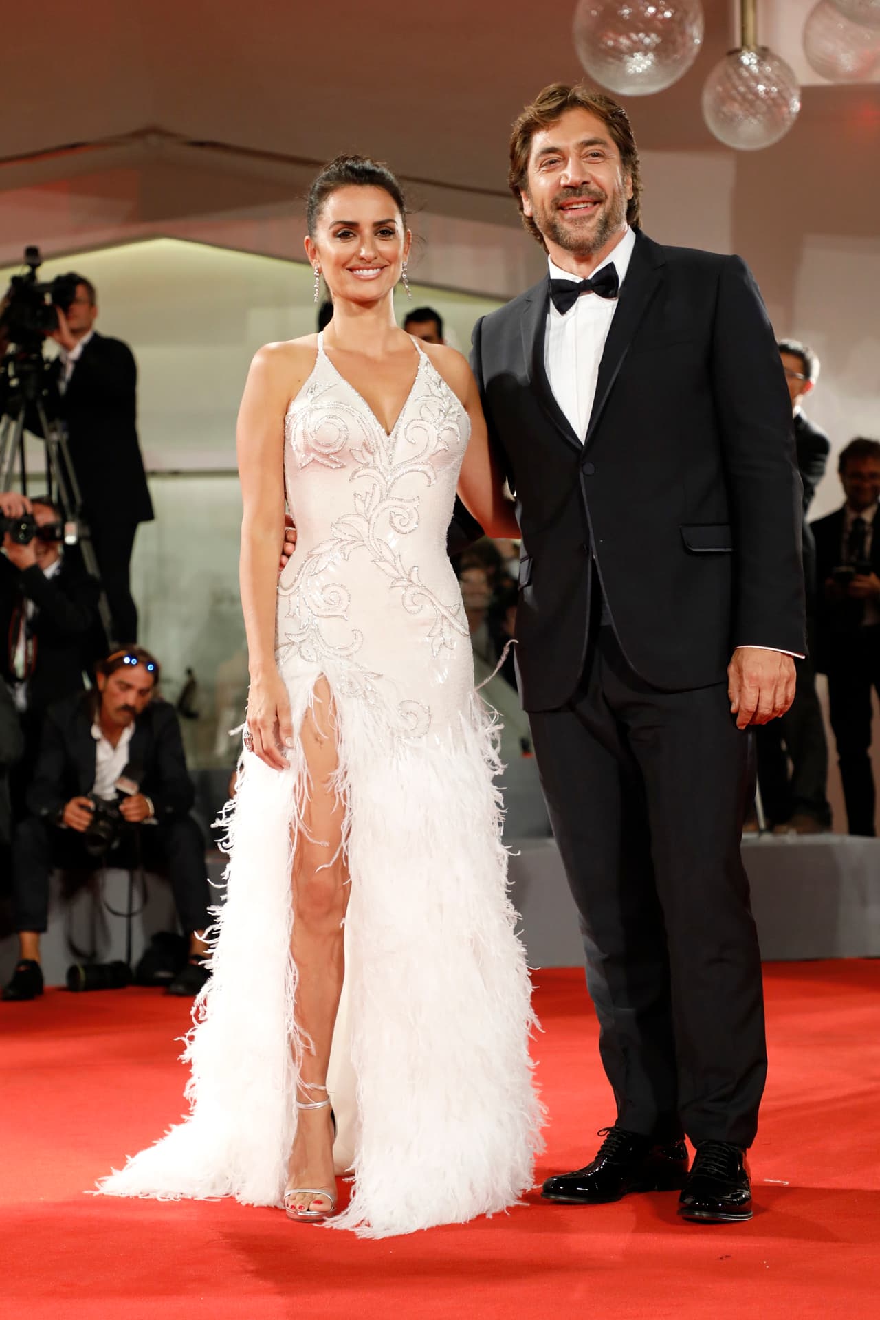 Penélope Cruz reveló a la revista Tatler que el secreto de su relación con Javier Bardem es que no hablan públicamente de ella, pero lo que se sabe es que se conocieron hace tiempo en el rodaje de Jamón, Jamón (1992) y años después comenzaron su romance.