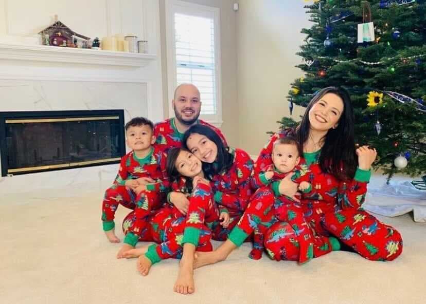 Jacquie, la hija de Jenni Rivera, se sentó en la sala de su casa con sus cuatro hijos y esposo usando la misma pijama navideña, en donde todos plasmaron una enorme sonrisa.