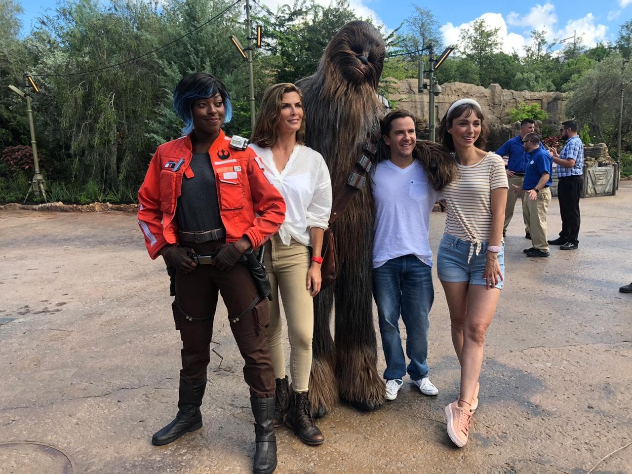 Montse, Mauricio y Natalia posando junto a "Chewbacca".