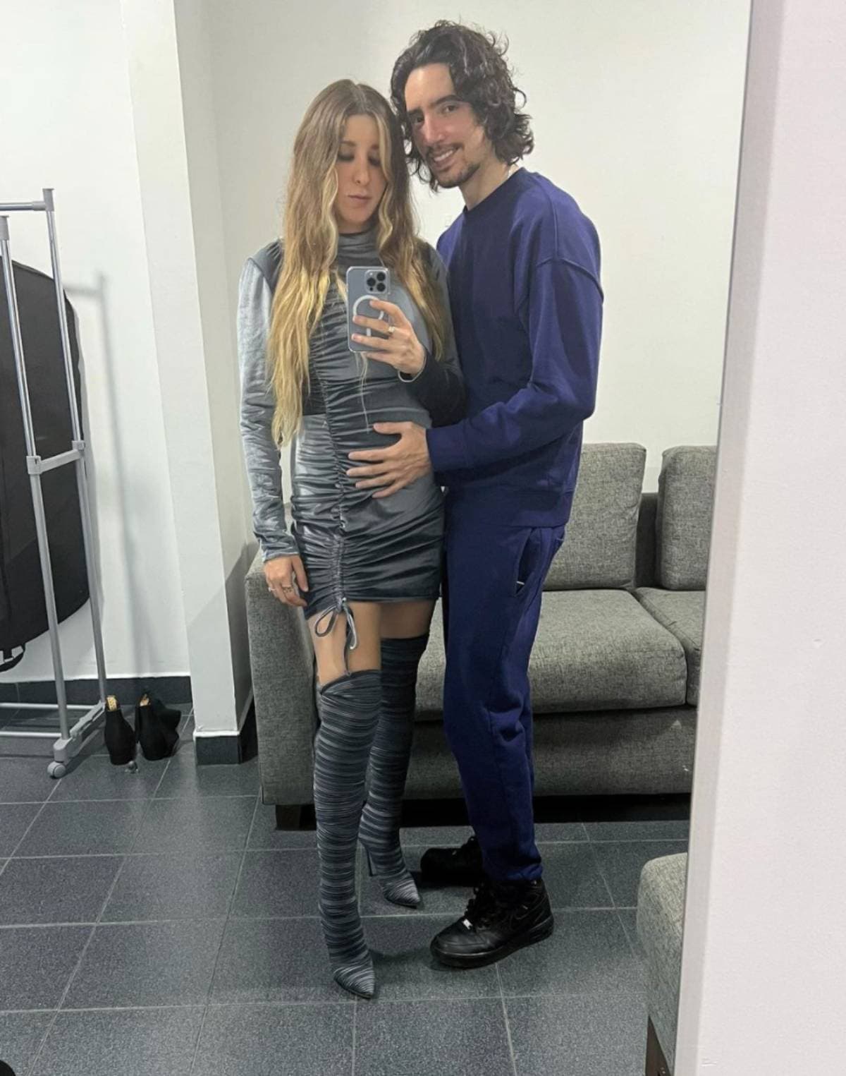 Alex Fernández presenta a su bebé, Mía