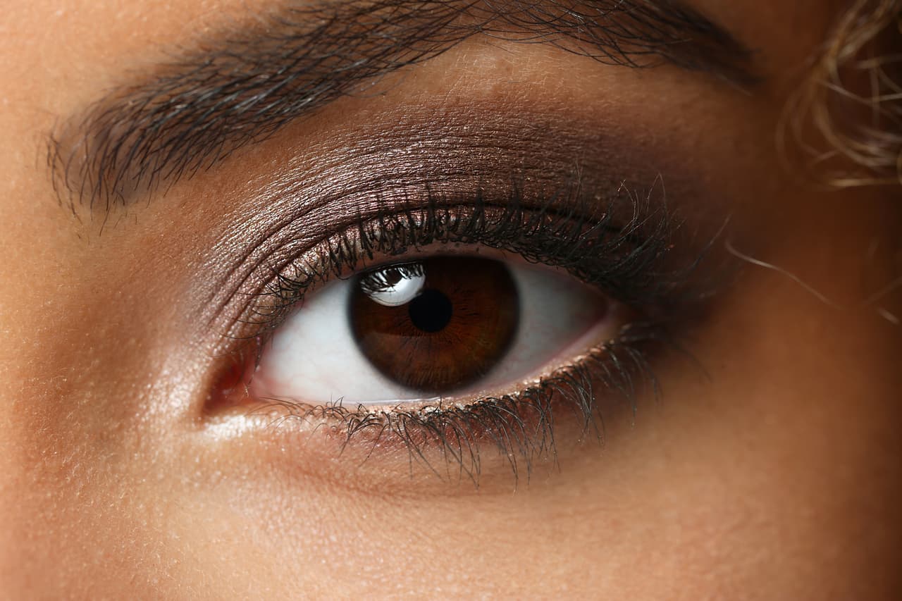 Sombras. Juega con tonos oscuros y claros. Los azules, verdes, cafés y grises resaltan las pieles morenas.