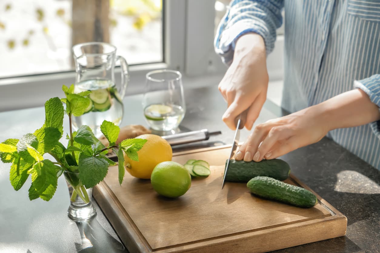 <b>¿Cómo se hace?</b>
<br>Lava y corta los pepinos en 2, 3 o 4. Depende de qué tan grandes quieras los shots. Puedes dejar un poco de cáscara o pelarlos por completo. 
<br>Congélalos un par de horas.
<br>Quítale las semillas del centro, pero procura dejar un centímetro de base para que soporte el líquido.
<br>Ahora escarcha la boquilla con el chamoy y el chile en polvo.
<br>Puedes ponerle los cacahuates y las gomitas antes de servir la bebida alcohólica.
<br>¡A disfrutar!