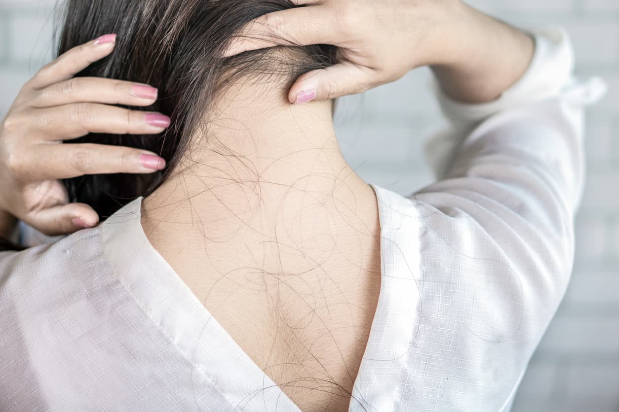 ¿Por qué se nos cae el pelo y cómo evitarlo?