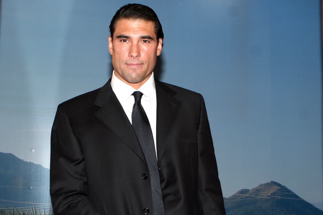 Posteriormente, cuando la venezolana protagonizó la telenovela 'Amores Verdaderos' entre 2012 y 2013, fue relacionada con Eduardo Yáñez. Un año después, el actor confirmó que existió un romance entre ellos a Despierta América: "Sí es muy claro que Marjorie y yo tuvimos ahí un "que ver", pero eso no influye en nuestro trabajo y espero que en ningún momento le hayamos faltado el respeto a nadie más".