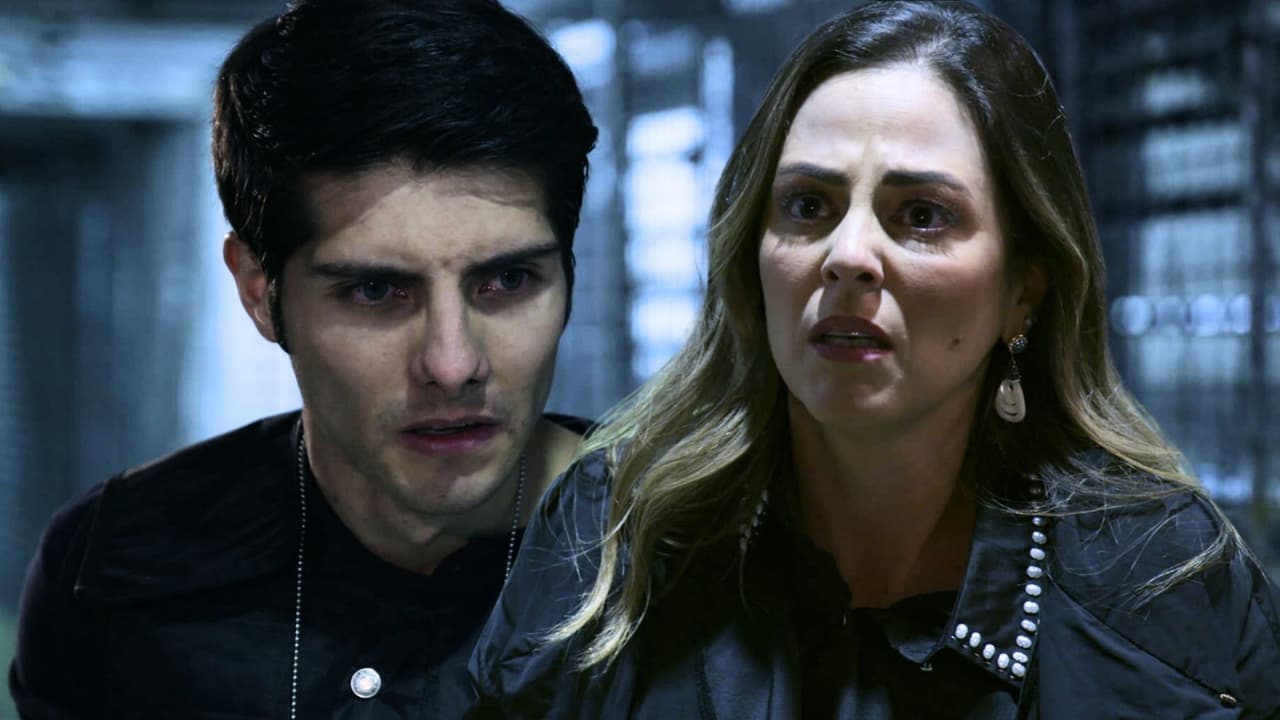 Alejandro busca salvar a su madre, pero ella ahora es una criminal