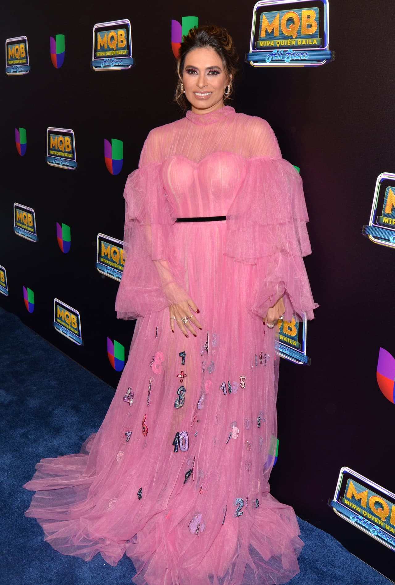Para el final de “Mira quién baila: All Stars”, en febrero del 2020, la presentadora de televisión impactó con un vestido transparente color rosa de la marca Shahira Lasheen.