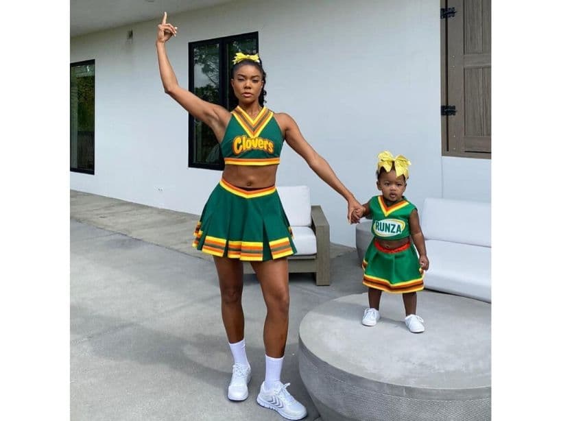 Gabrielle Union, quien protagonizó Triunfos Robados (2000), desempolvó su traje de capitana de porristas de los East Compton Clovers y vistió a su hija de 11 meses de la misma manera.
