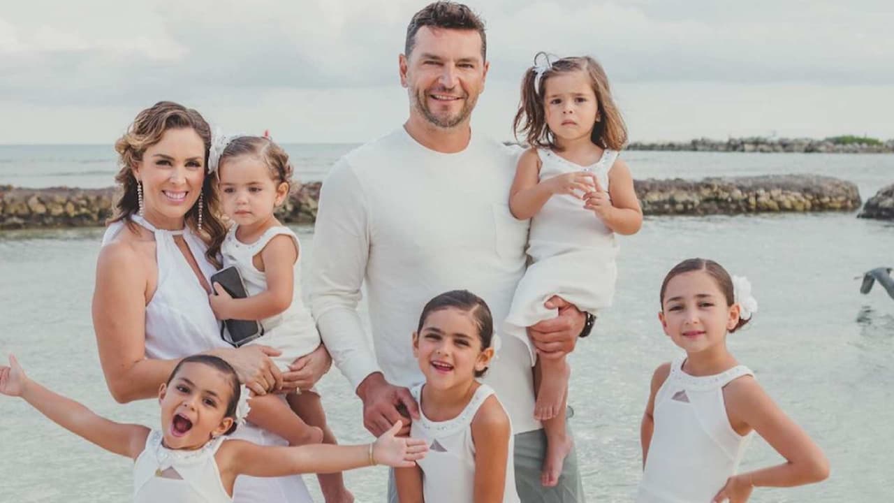 Jacky Bracamontes lleva a sus hijas a un museo y la pequeña Paula no cabe de la emoción