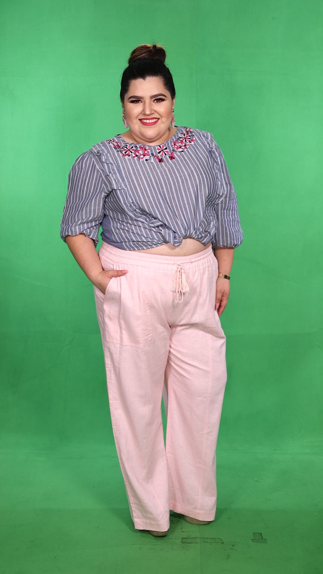 Los pantalones de lino pueden ser una opción muy atinada en temporadas de calor o para lucir en la playa.