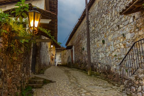 Cuetzalan, Puebla: En medio de La Sierra Madre Oriental se encuentra este pueblo para los amantes de la cultura indígena. Aquí se produce uno de los cafés más reconocidos del país.