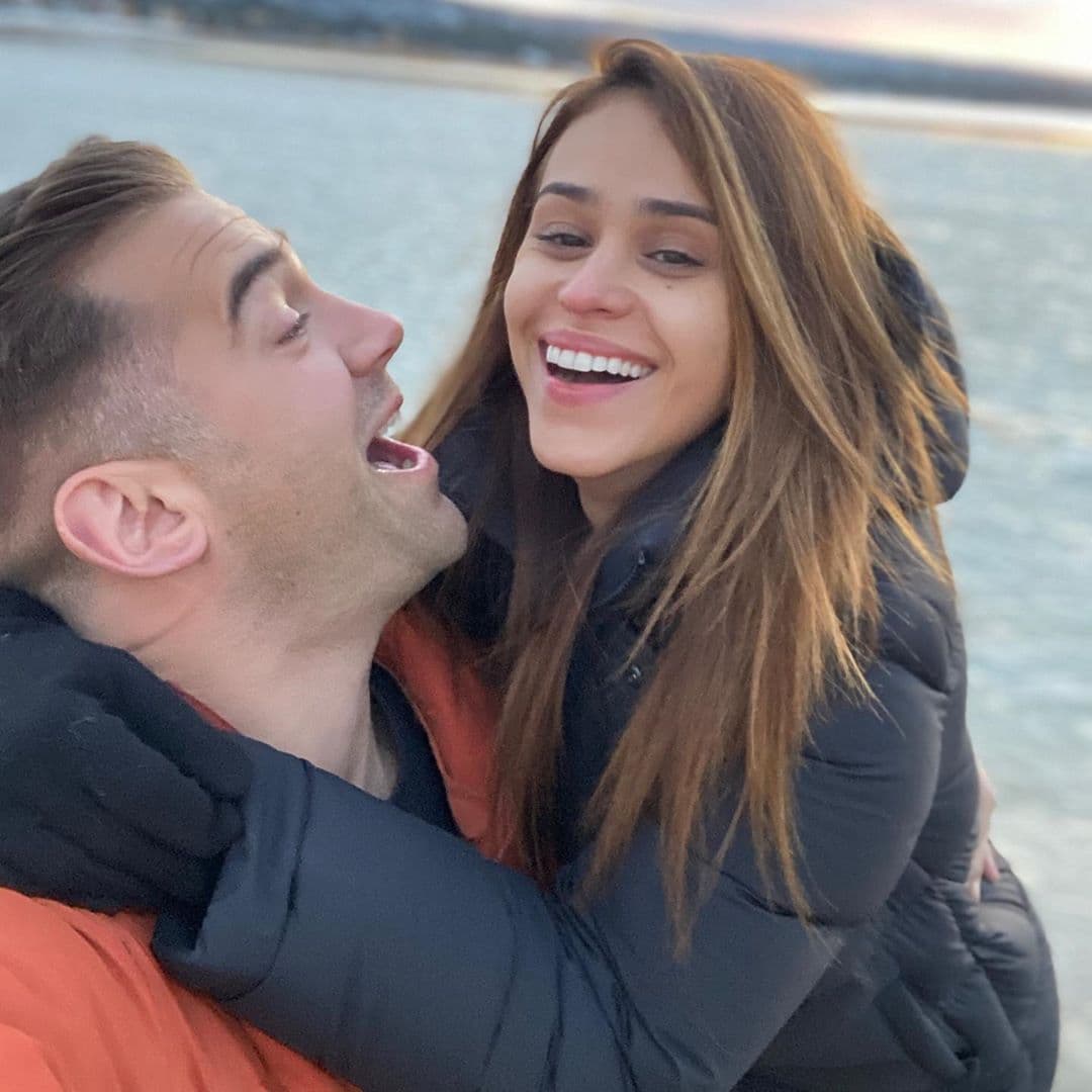Yanet García siempre tan linda y detallista. Ella mostró el gran regalo que le hizo a su novio Lewis Howes.