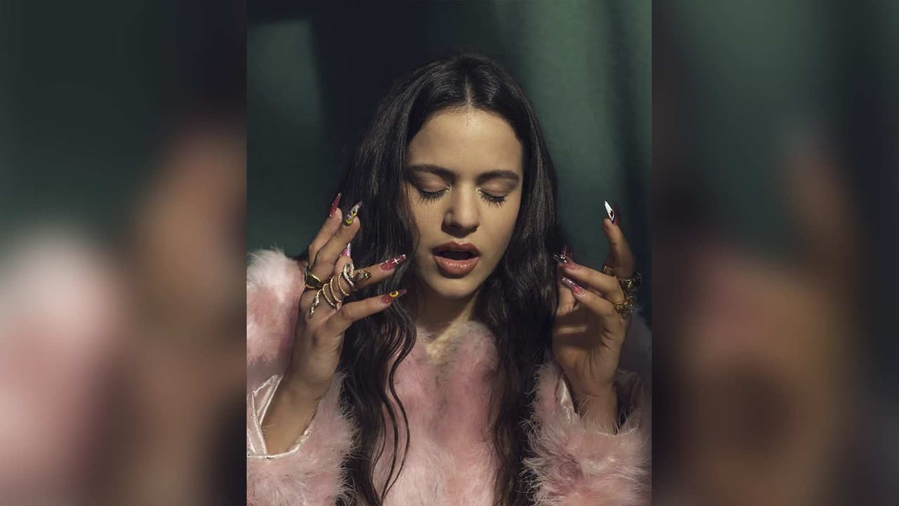 Rosalía se ríe de sus propias uñas con divertido video