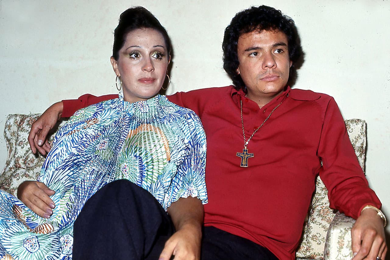 Sin embargo, la fama, sus múltiples compromisos de trabajo y los malos manejos que Manuel Noreña, hermano de Anel, realizó con sus ganancias, hicieron que su matrimonio se deteriorara, por lo que en 1991, José José y Anel firmaron su divorcio.