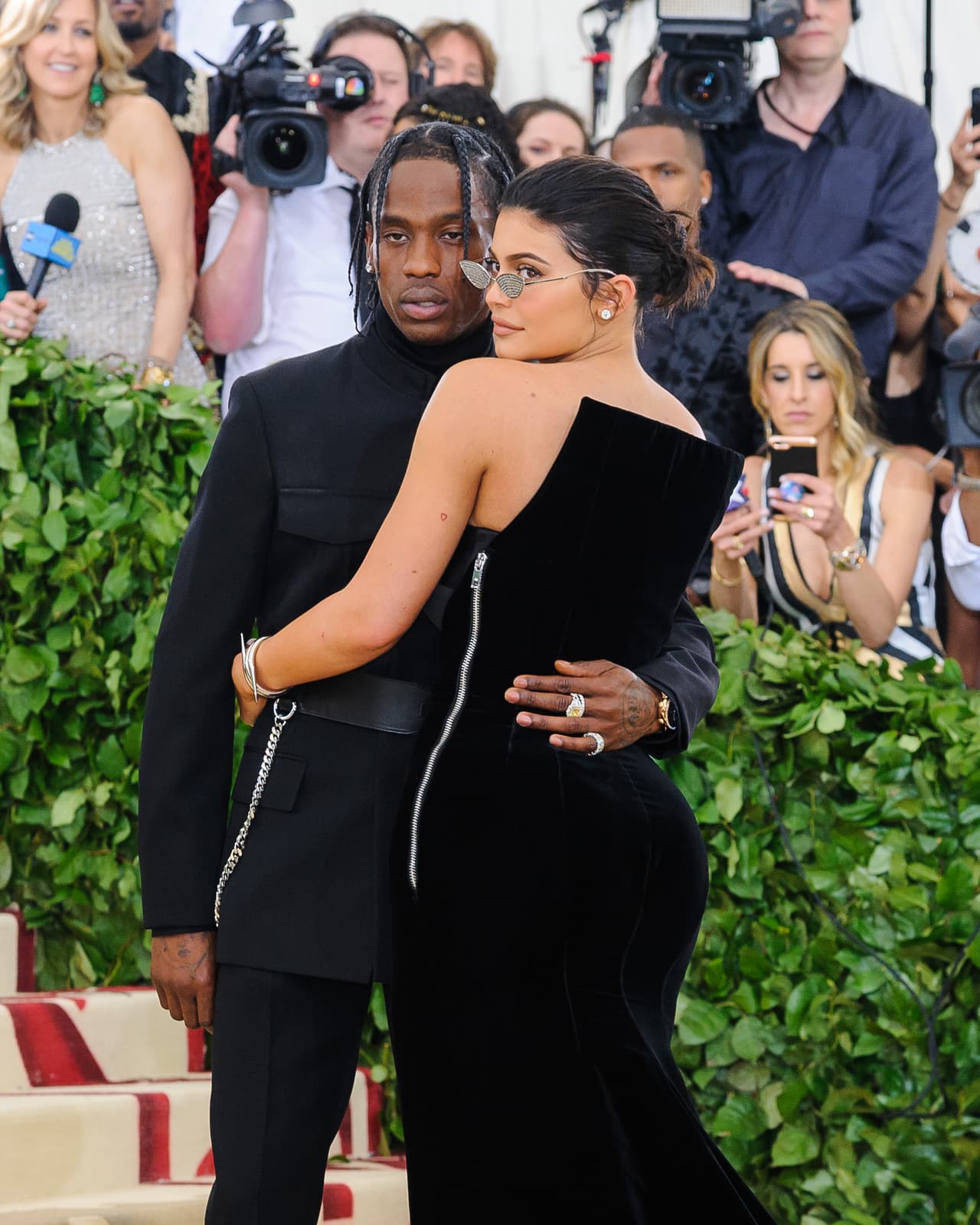 La pareja ha estado dando varias pistas de un regreso en sus redes sociales. Aunque no ha confirmado nada. Una de las más recientes fue cuando Kylie mostró a Travis junto a sus hermanas Kourtney, Kim y Khloe Kardashian en una limosina.