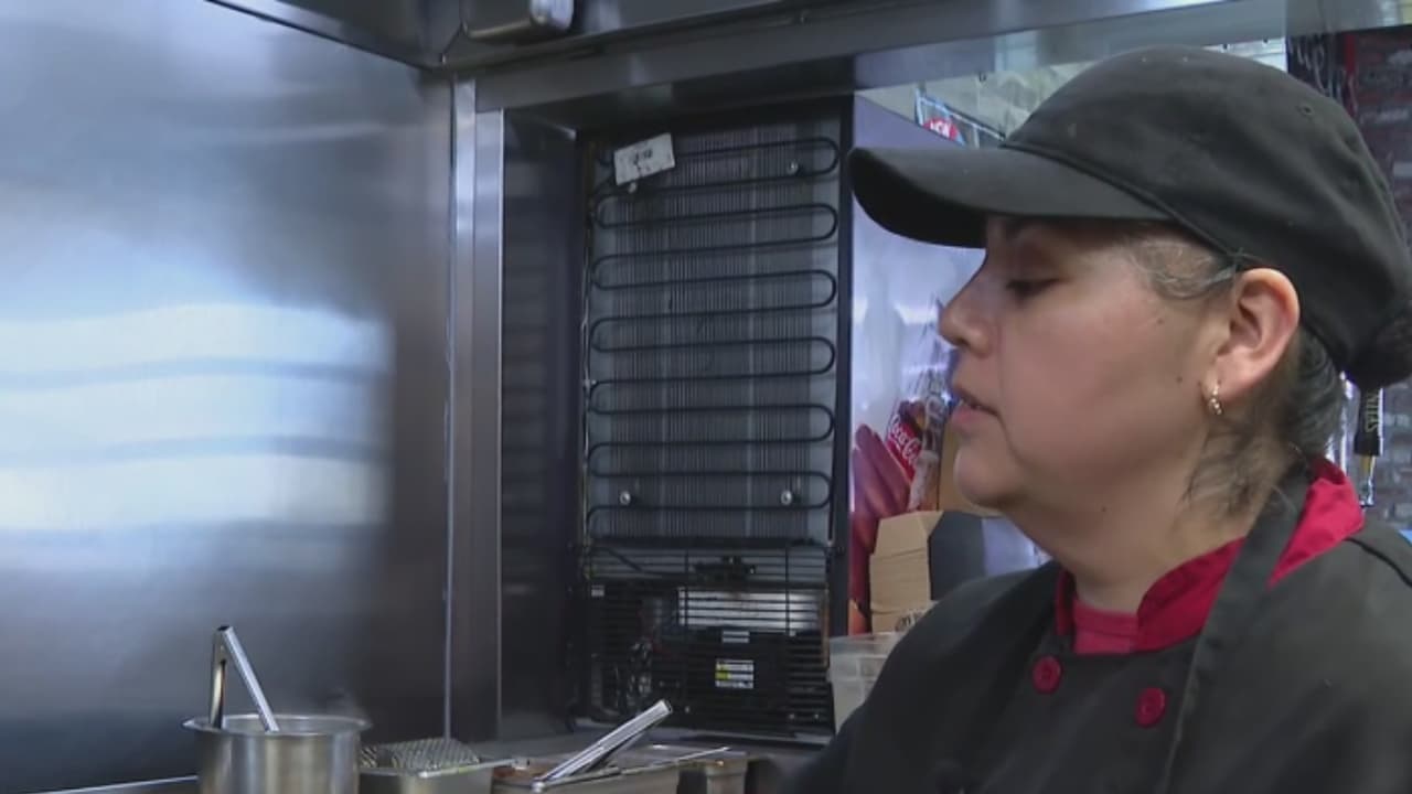 Microempresaria mexicana enfrenta cierre de restaurante por redadas de ICE en California