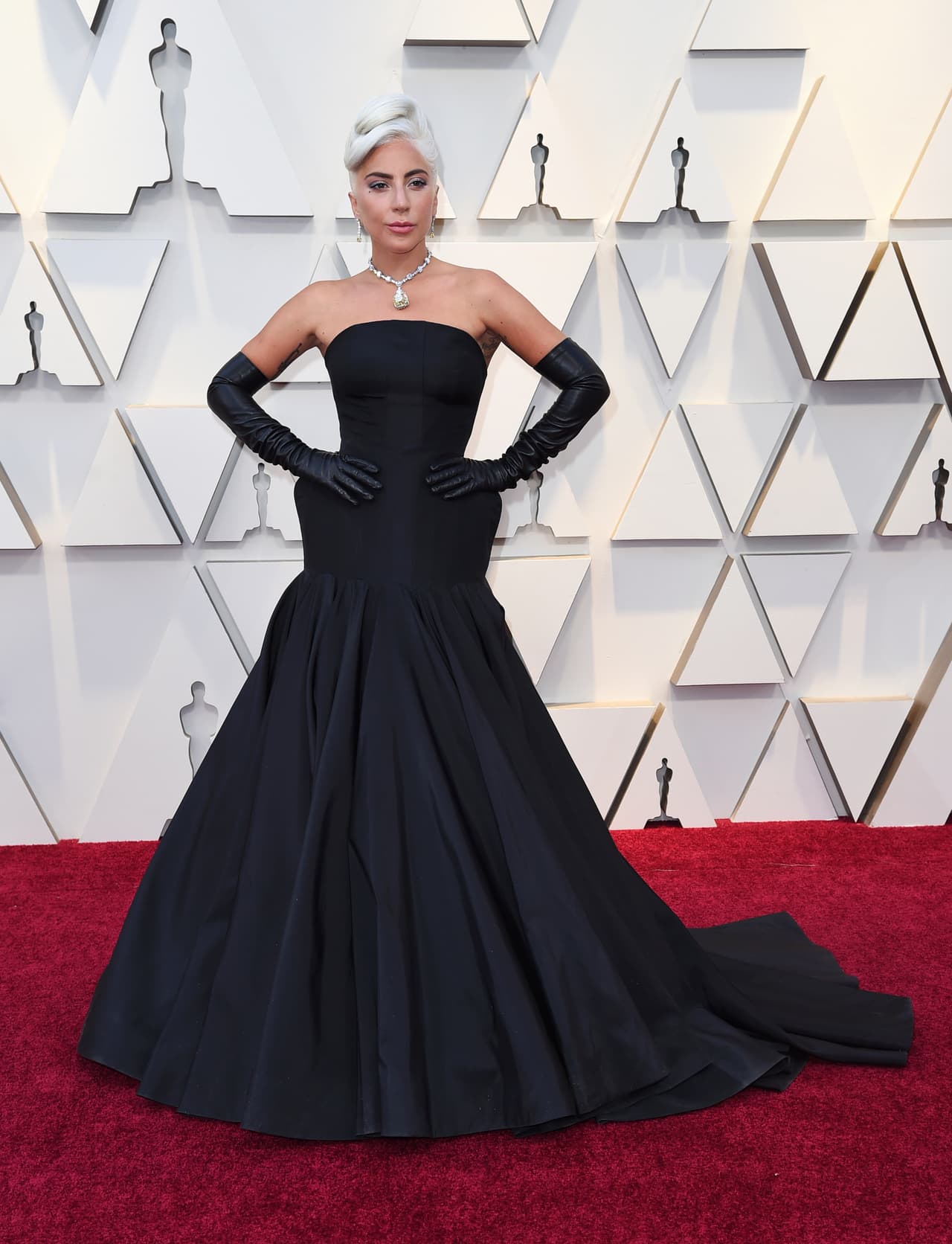 Lady Gaga deslumbró con un Alexander McQueen que acompañó con guantes largos.